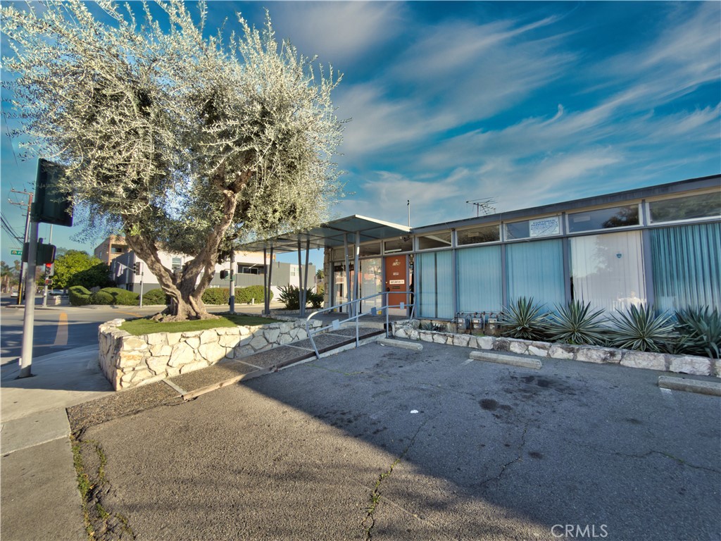 1126 N Flower Property Photo 11