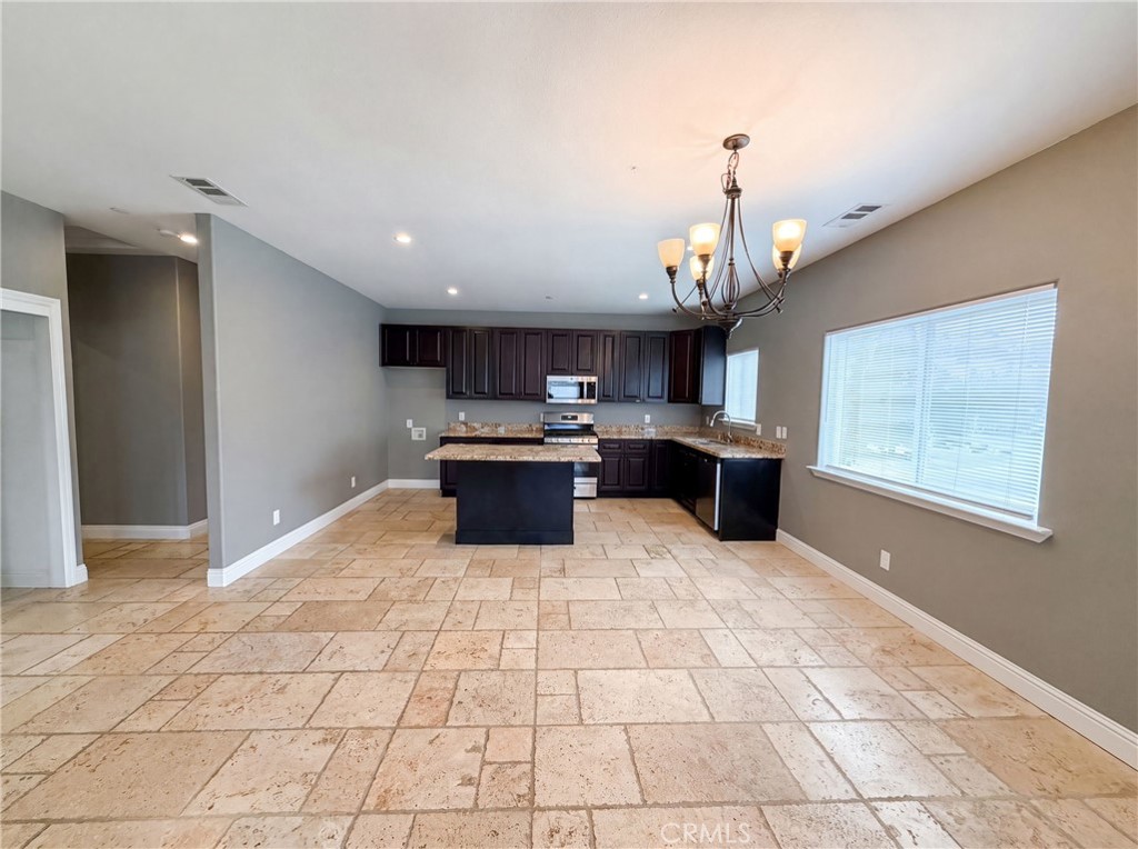 257 Sutter W Property Photo 2