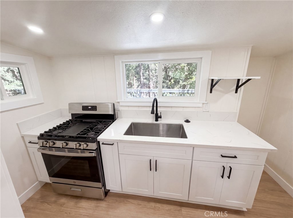 982 Oak Property Photo 2