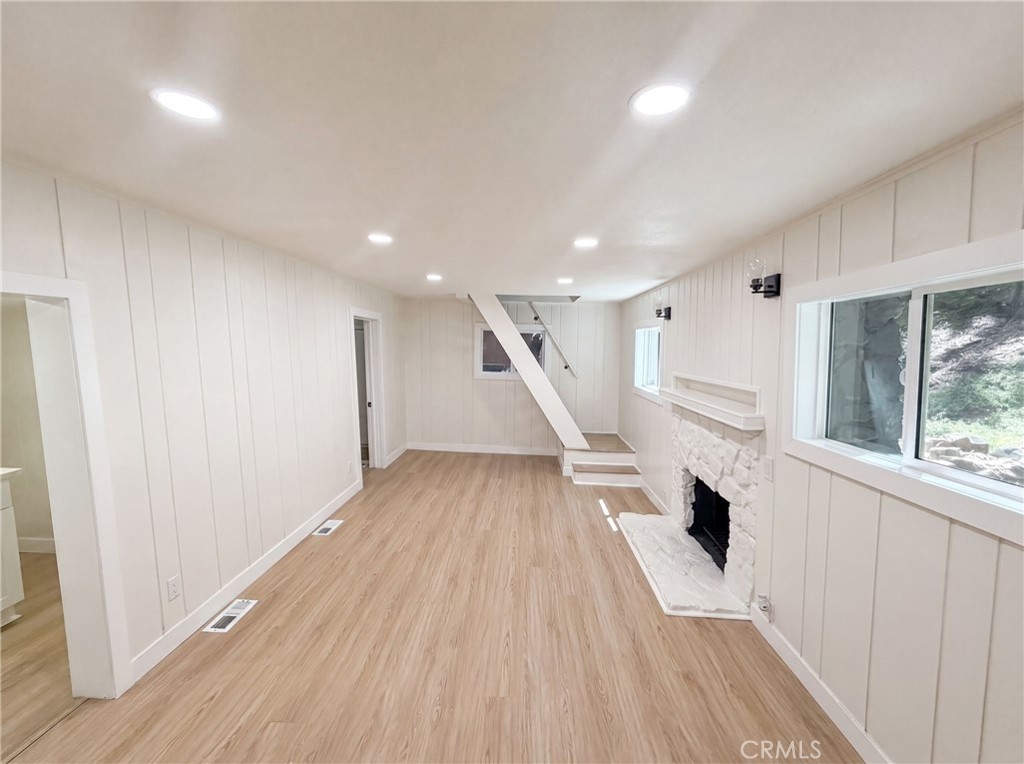 982 Oak Property Photo 3