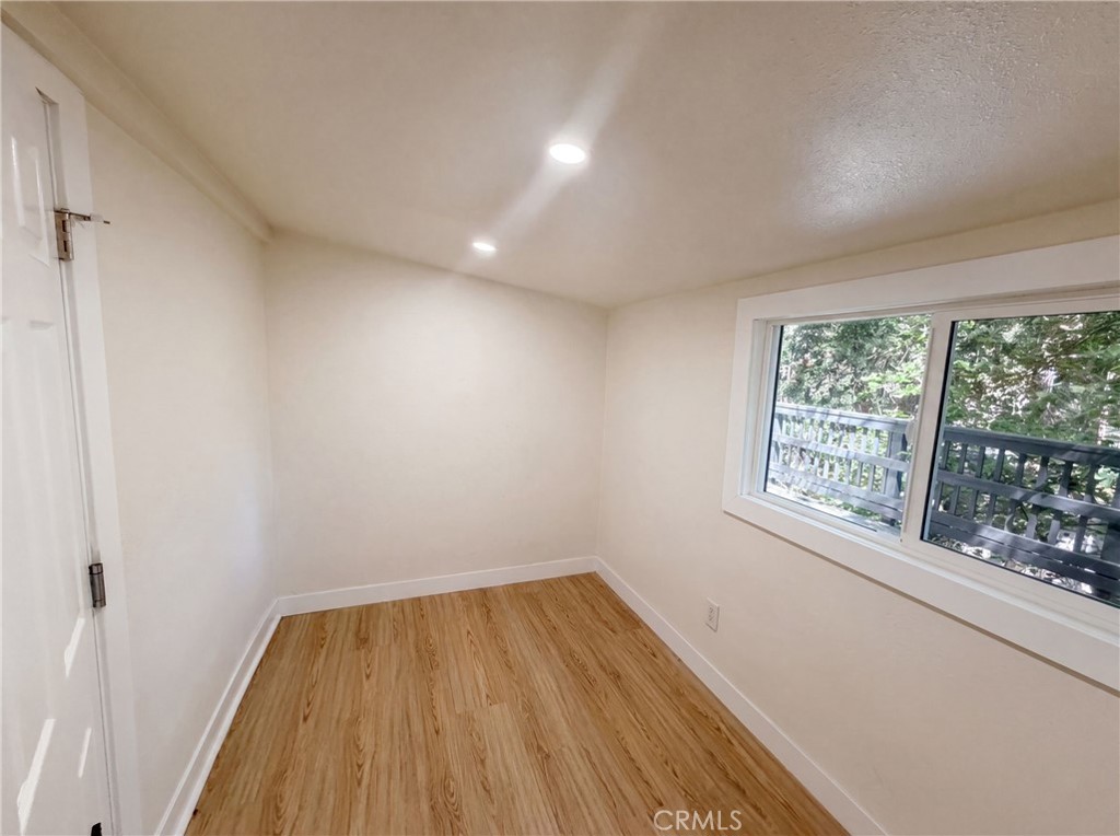 982 Oak Property Photo 4