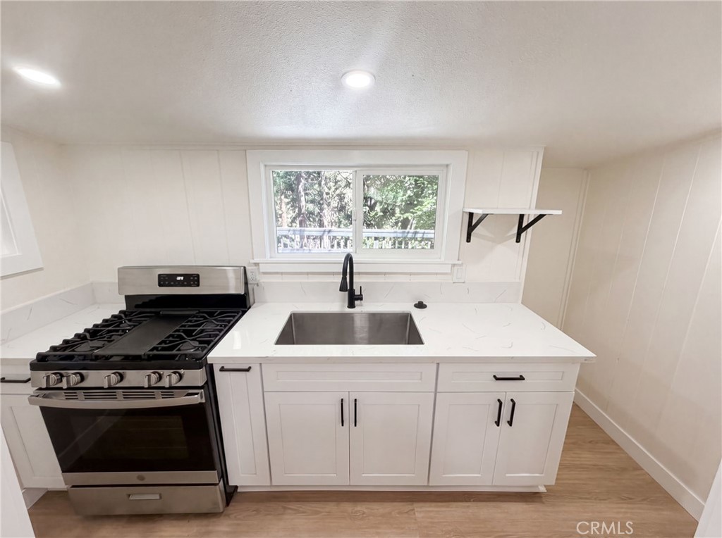 982 Oak Property Photo 8