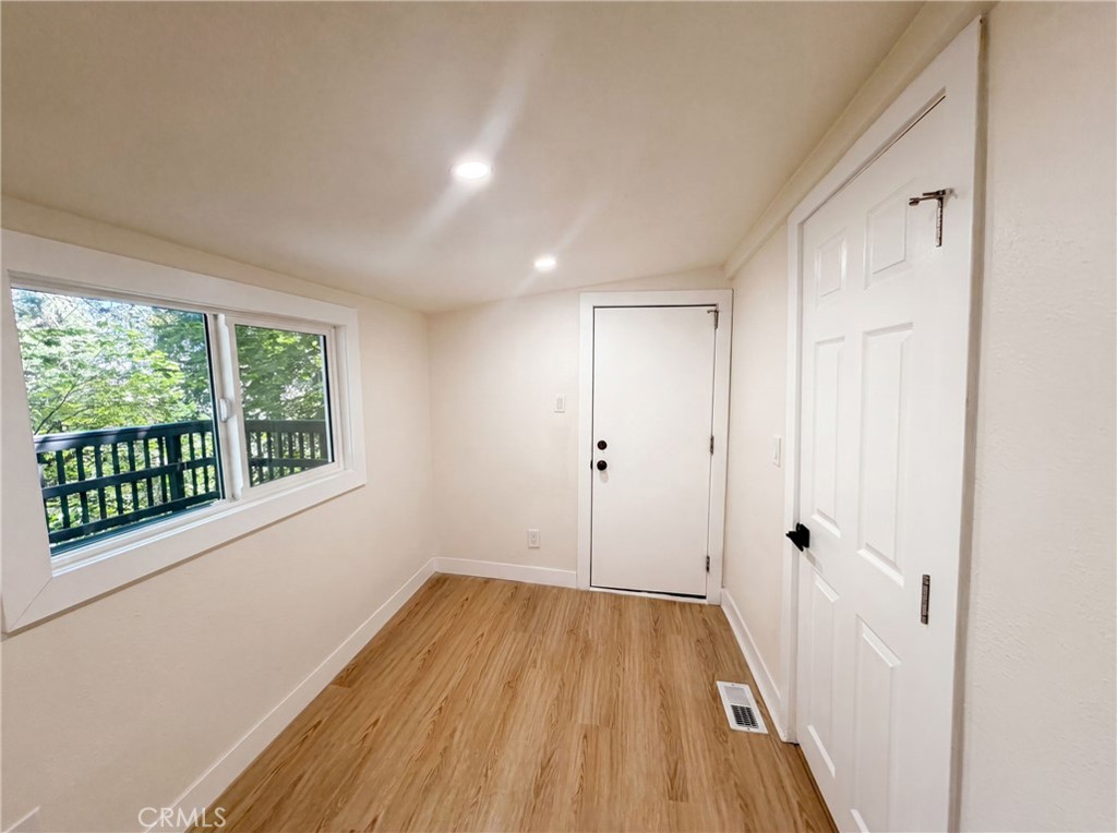 982 Oak Property Photo 12