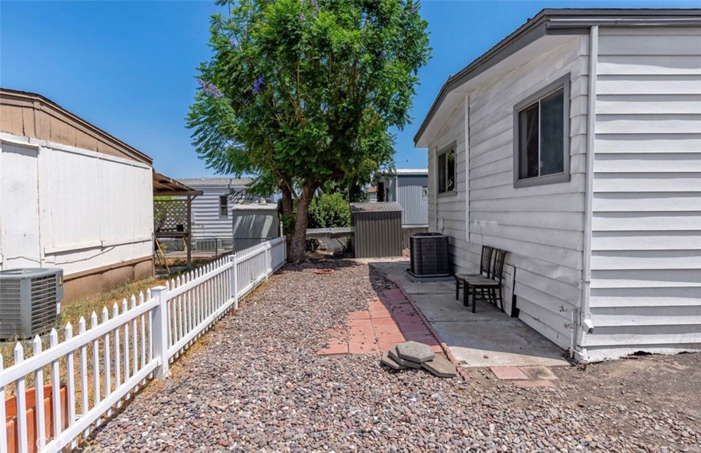 32900 Riverside Dr Property Photo 5