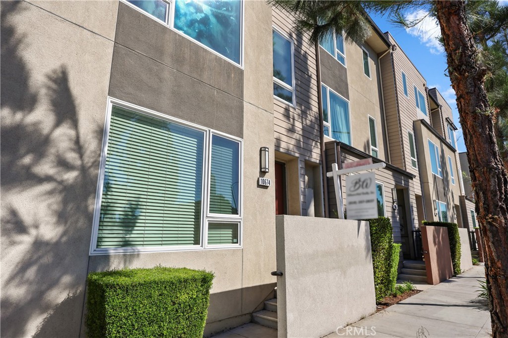 10674 Paramount Property Photo 1
