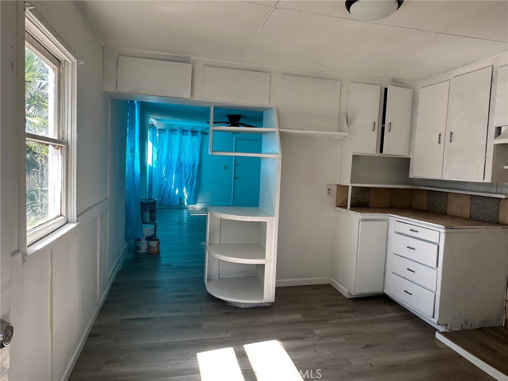 211 S Riverside Property Photo 4