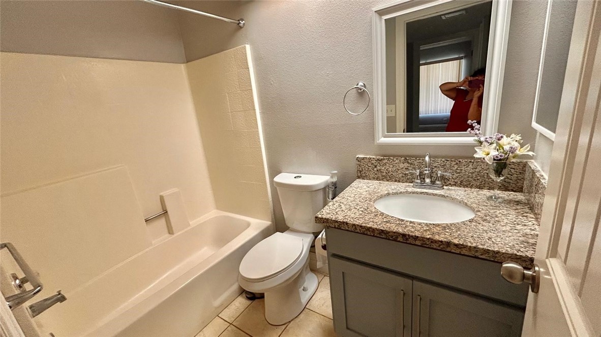 1927 W Houston 5 Property Photo 8