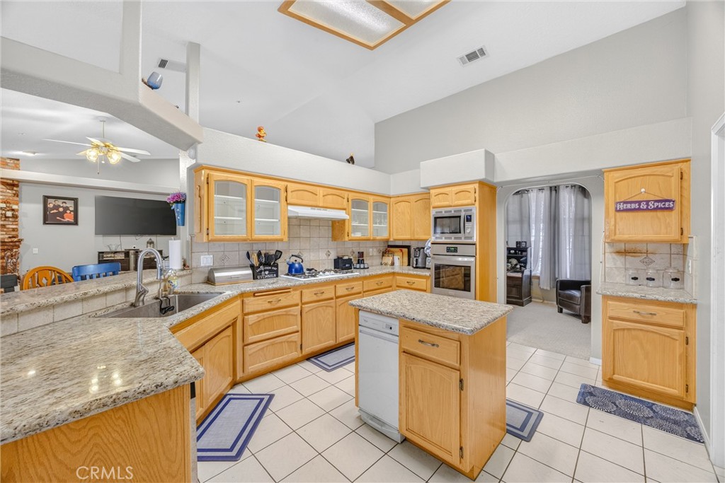 10505 Canyon Property Photo 13