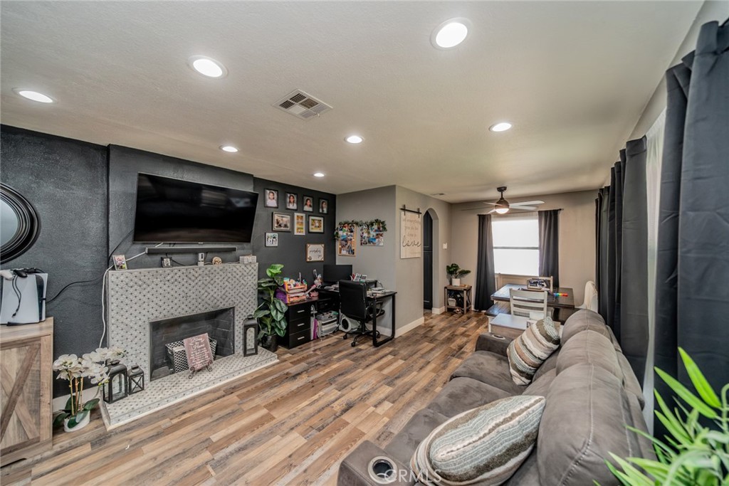 857 W 25th Street Property Photo 4