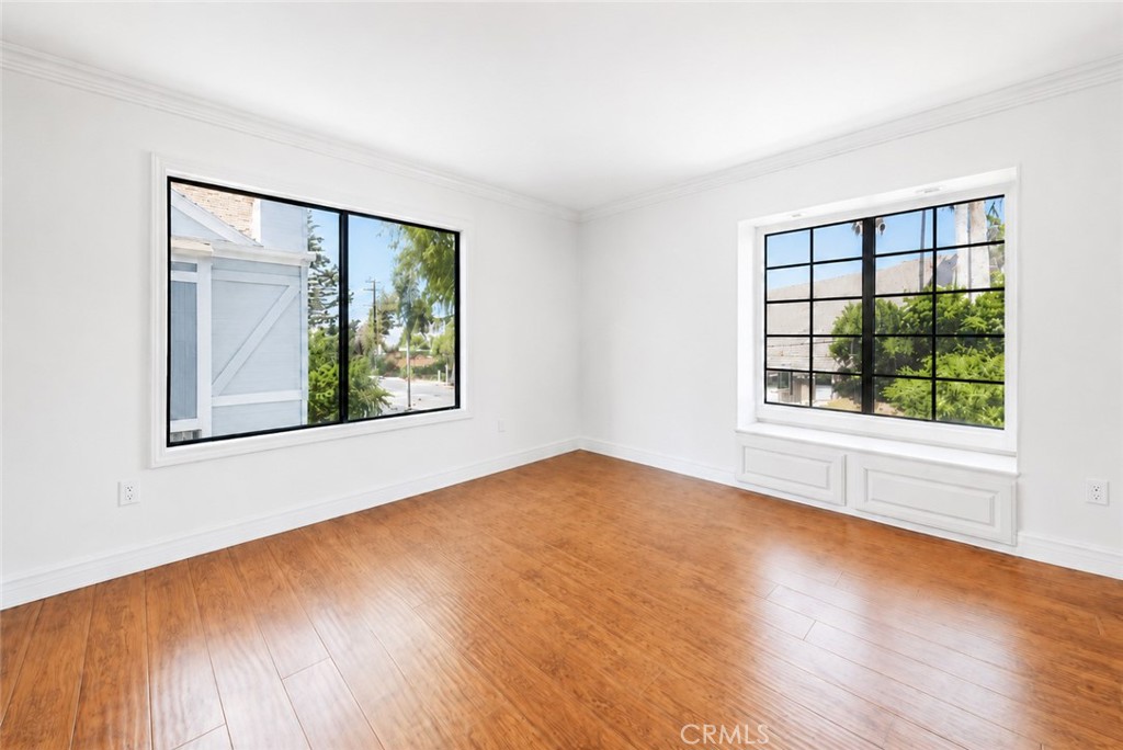 18100 Burbank 14 Property Photo 4