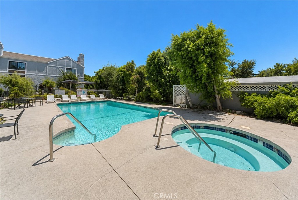 18100 Burbank 14 Property Photo 6