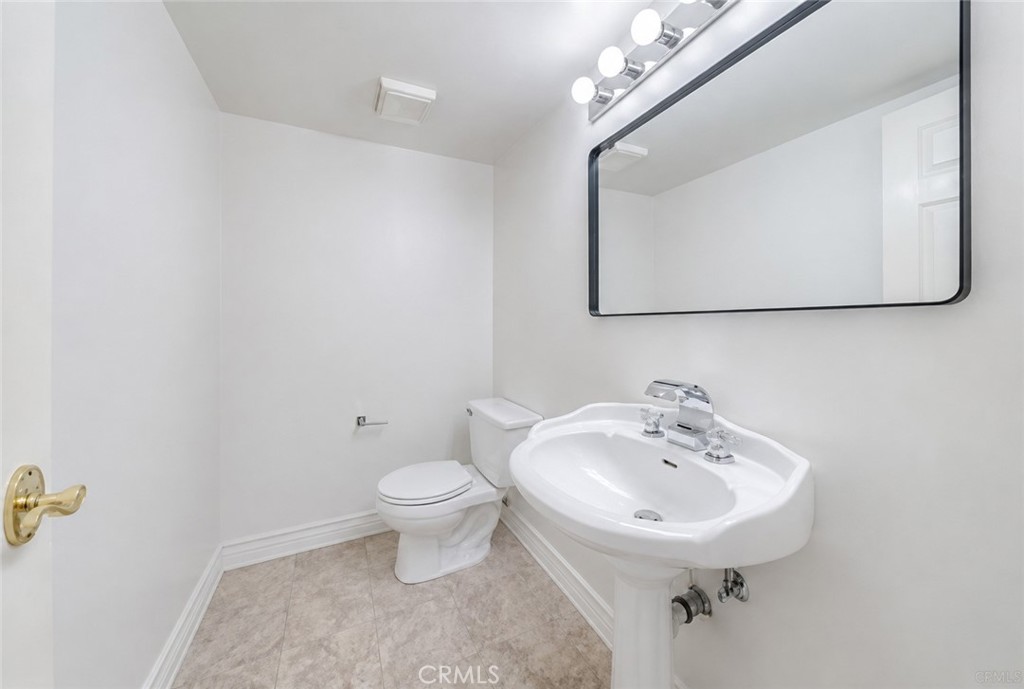 18100 Burbank 14 Property Photo 17