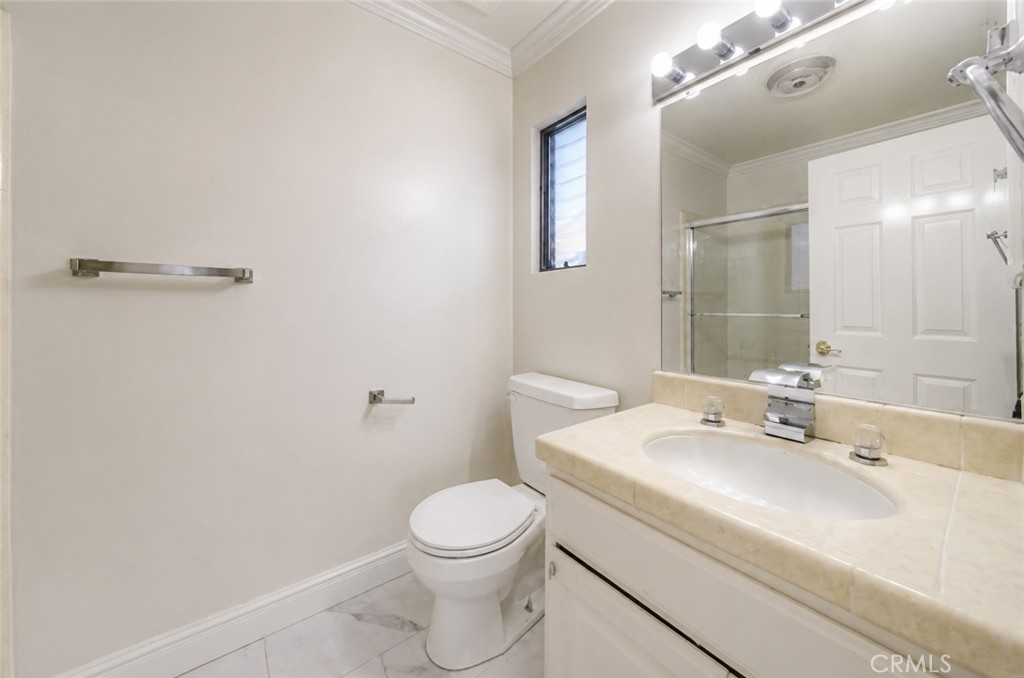18100 Burbank 14 Property Photo 25