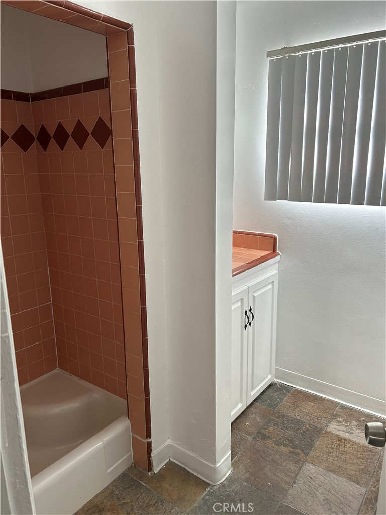 559 W 25th Property Photo 8