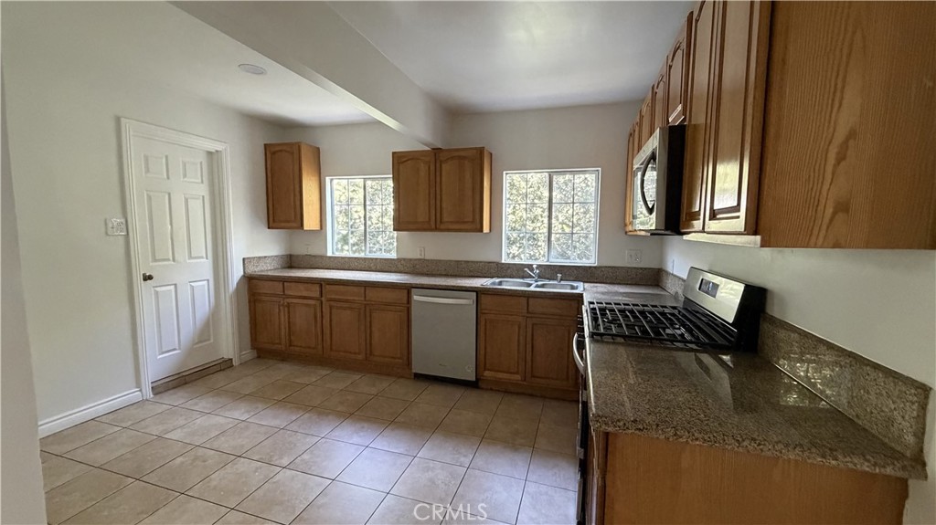 2211 S Sycamore Property Photo 2