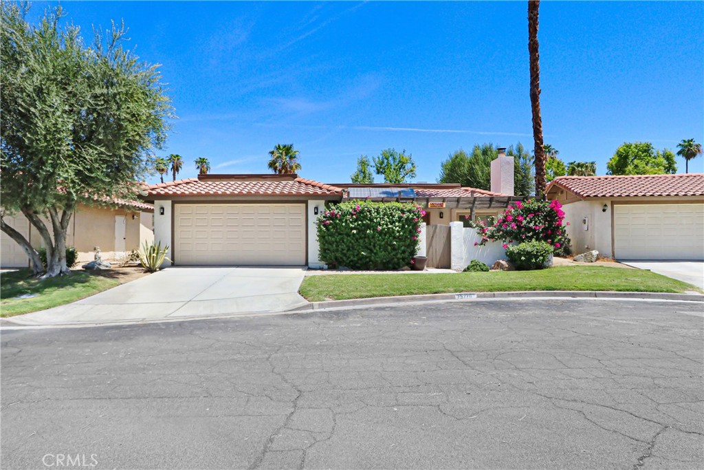 75220 Valencia Property Photo 1