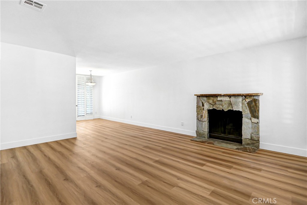 75220 Valencia Property Photo 3