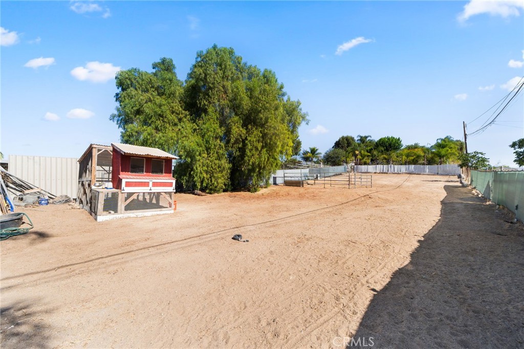 527 7th Property Photo 25