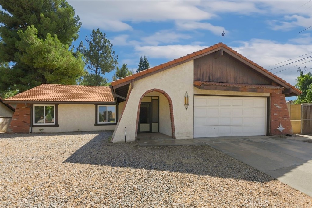 13689 Sarah Street Property Photo 2