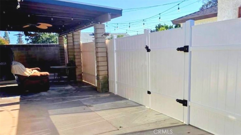 943 N Orange Property Photo 33