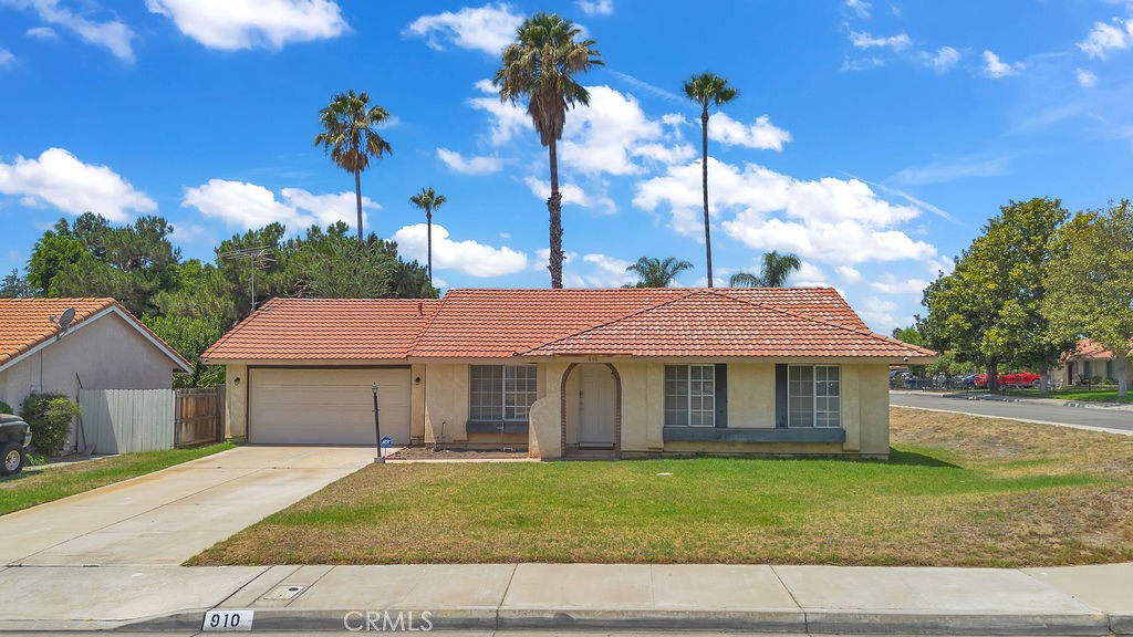 910 S Larch Property Photo 1