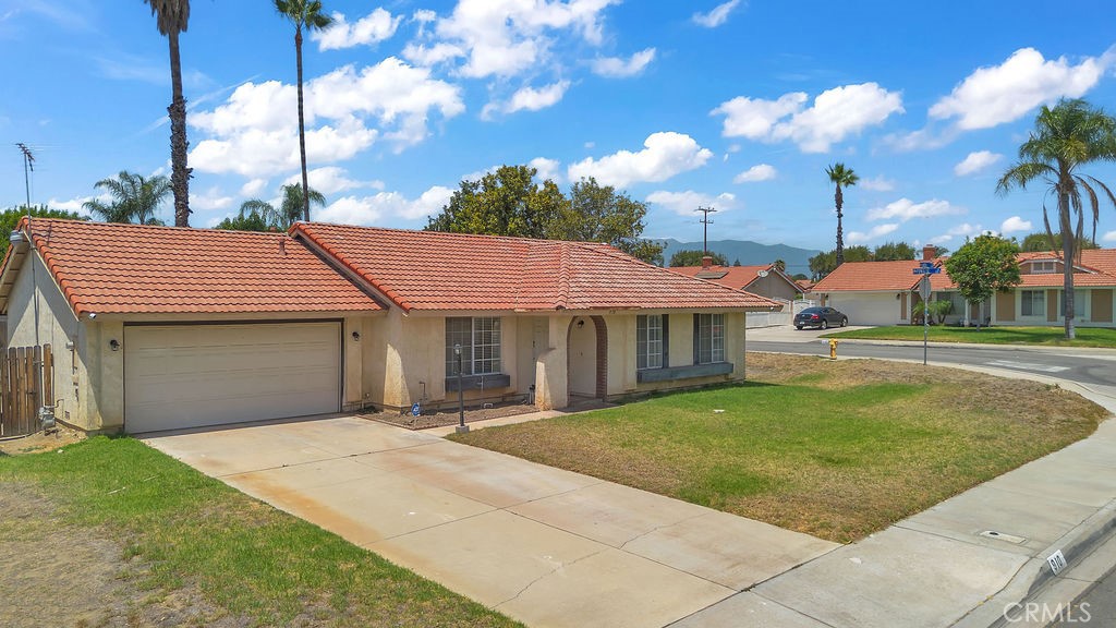 910 S Larch Property Photo 3