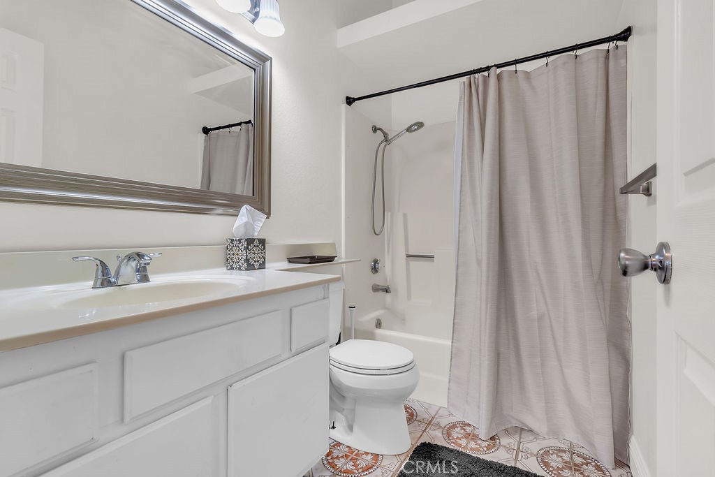 910 S Larch Property Photo 24