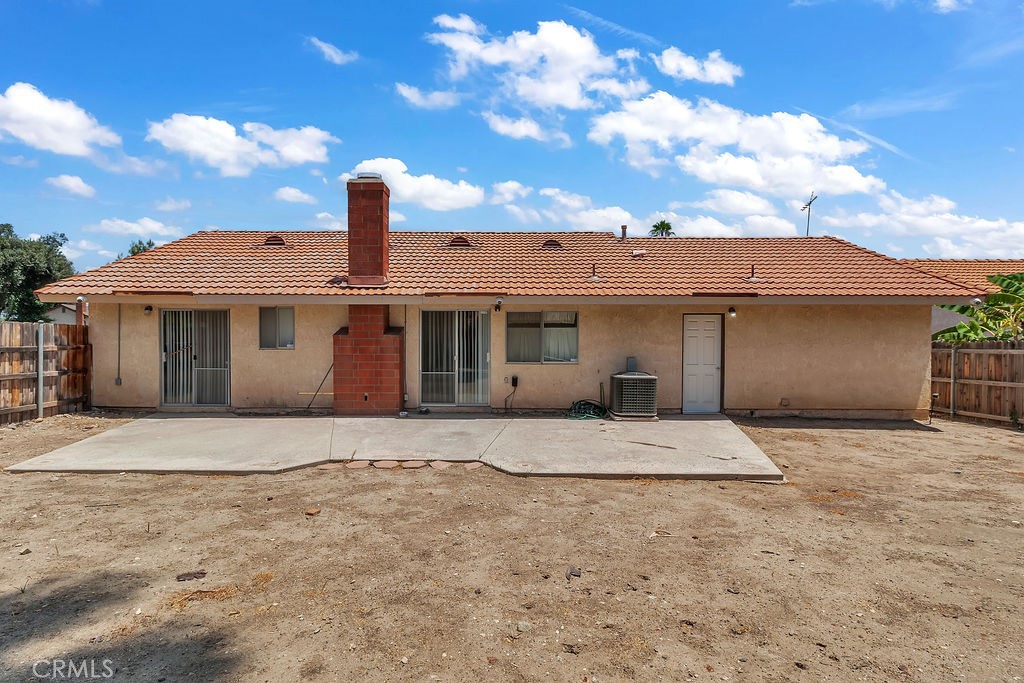 910 S Larch Property Photo 27