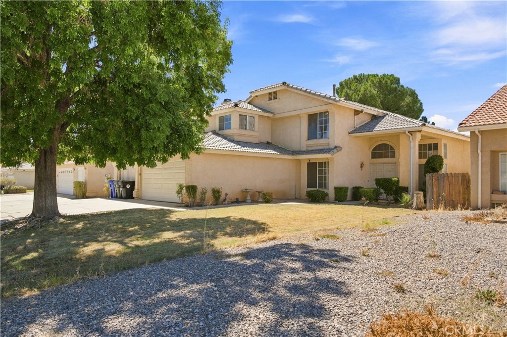 14323 La Crescenta Property Photo 3