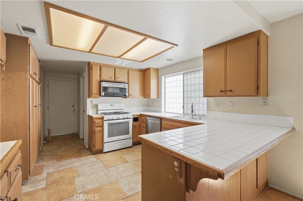 14323 La Crescenta Property Photo 7