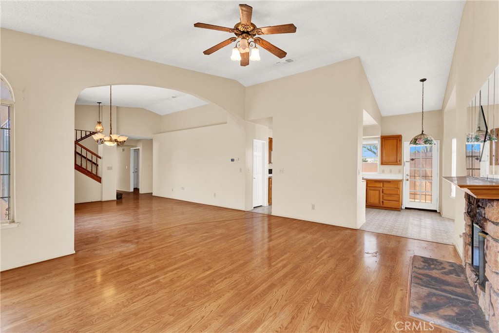 683 Sunshine Property Photo 6