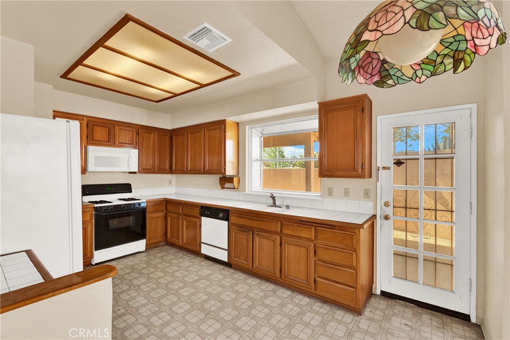 683 Sunshine Property Photo 8