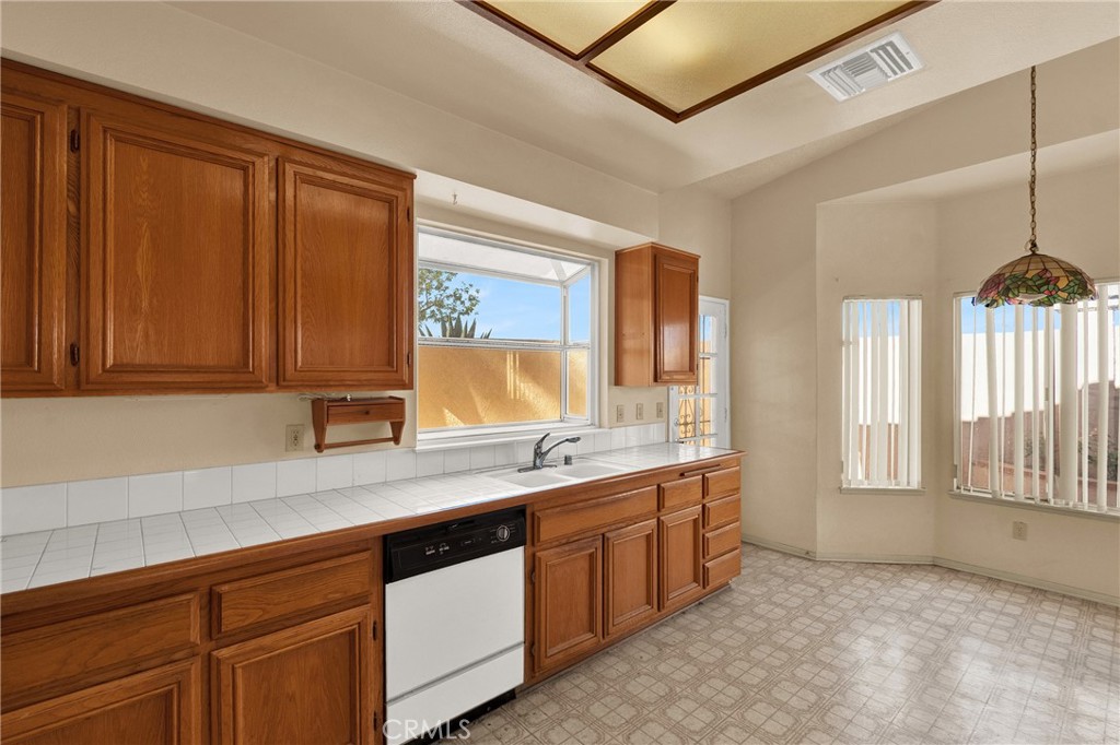 683 Sunshine Property Photo 9