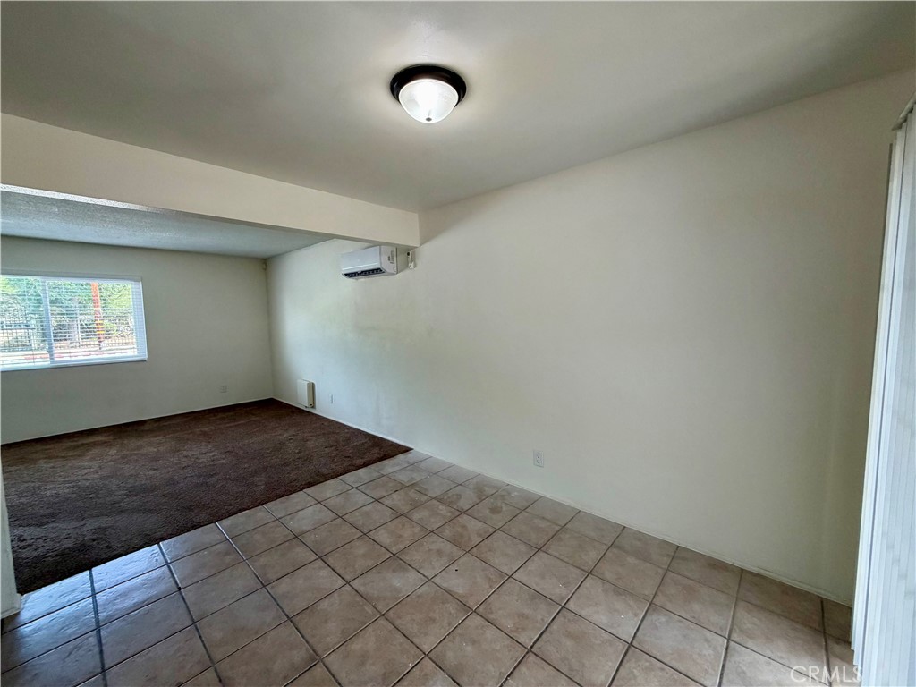 711 E Oakland Property Photo 5