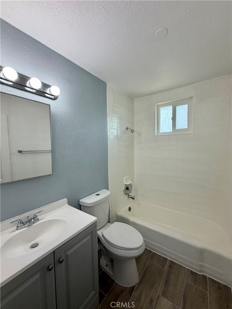 711 E Oakland Property Photo 6