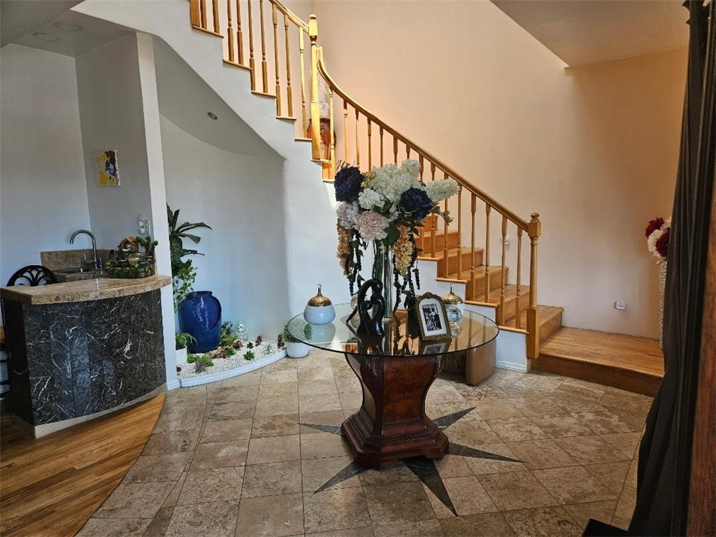 1117 E 65th Property Photo 6