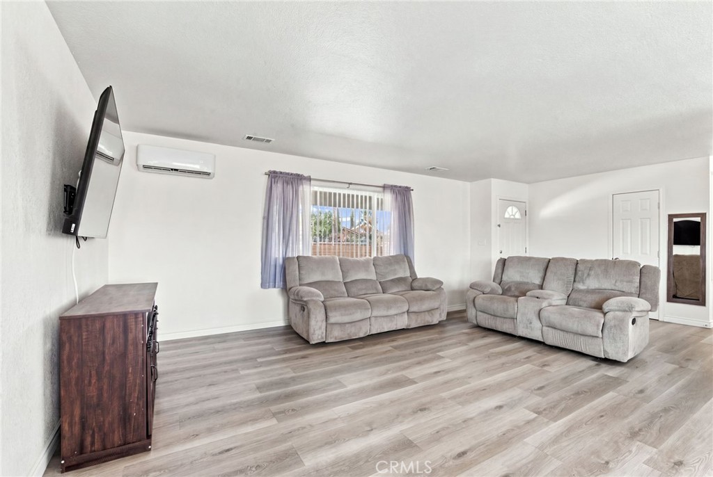 11835 6th Property Photo 4