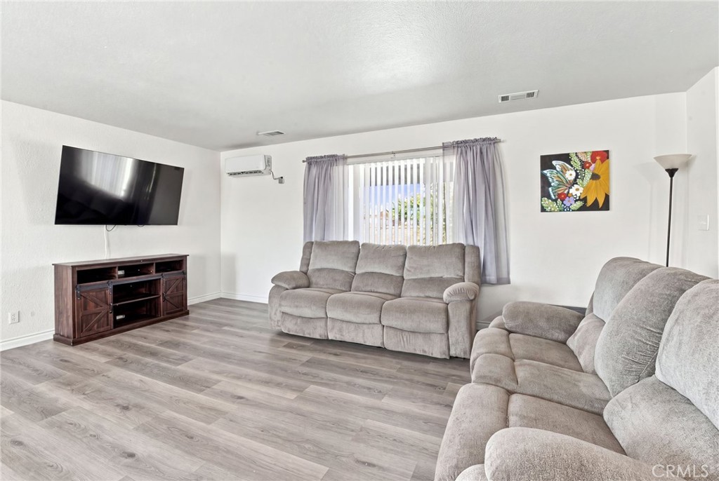 11835 6th Property Photo 5