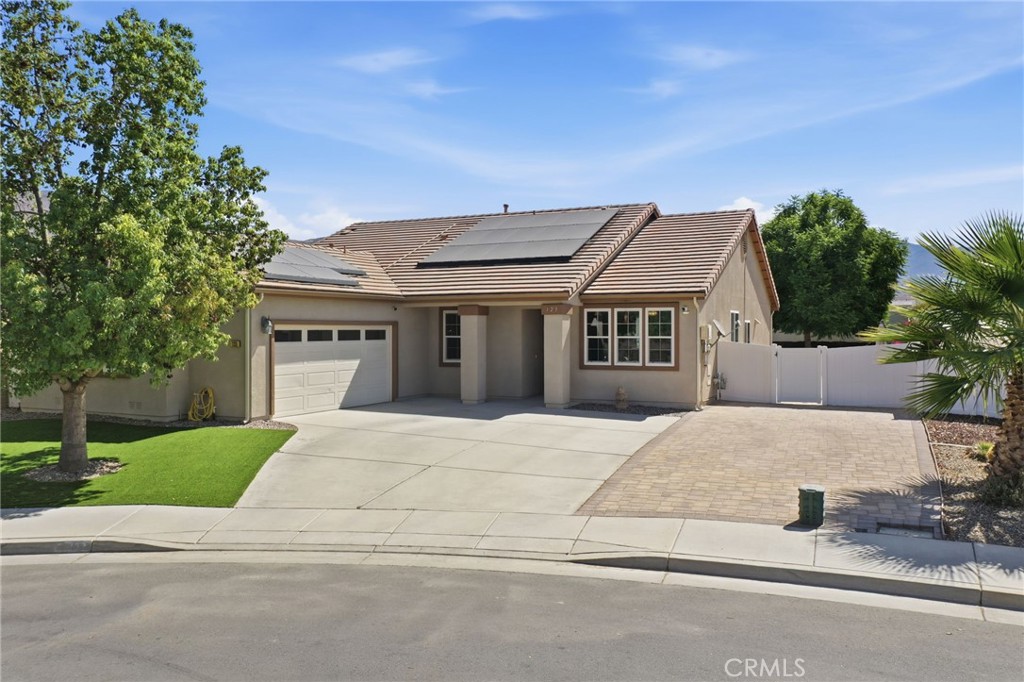 123 Lily Property Photo 3