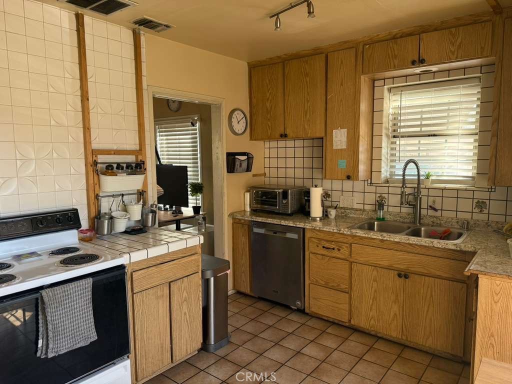 416 Oakdale Drive Property Photo 3