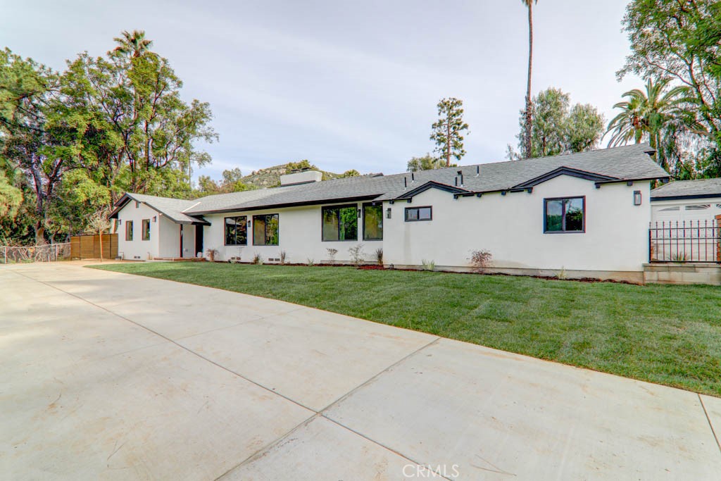 6174 Hawarden Property Photo 1