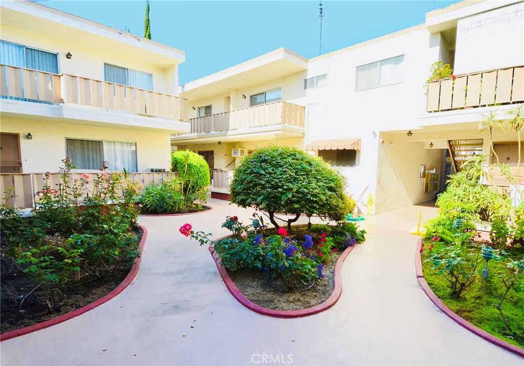 1755 N Berendo 28 Property Photo 4