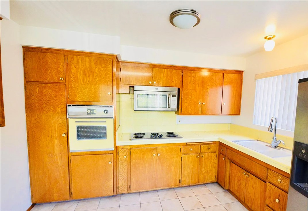 1755 N Berendo 28 Property Photo 14