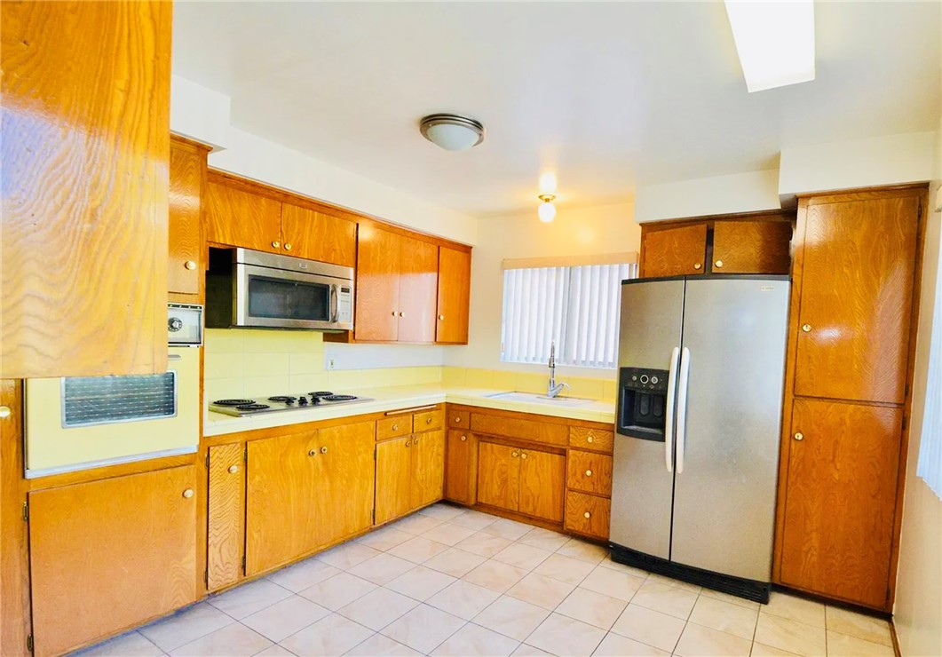 1755 N Berendo 28 Property Photo 15