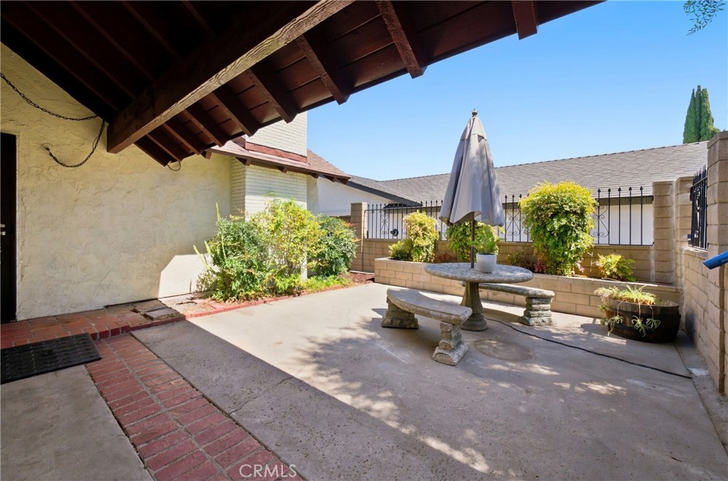 16563 Old Forest Property Photo 4
