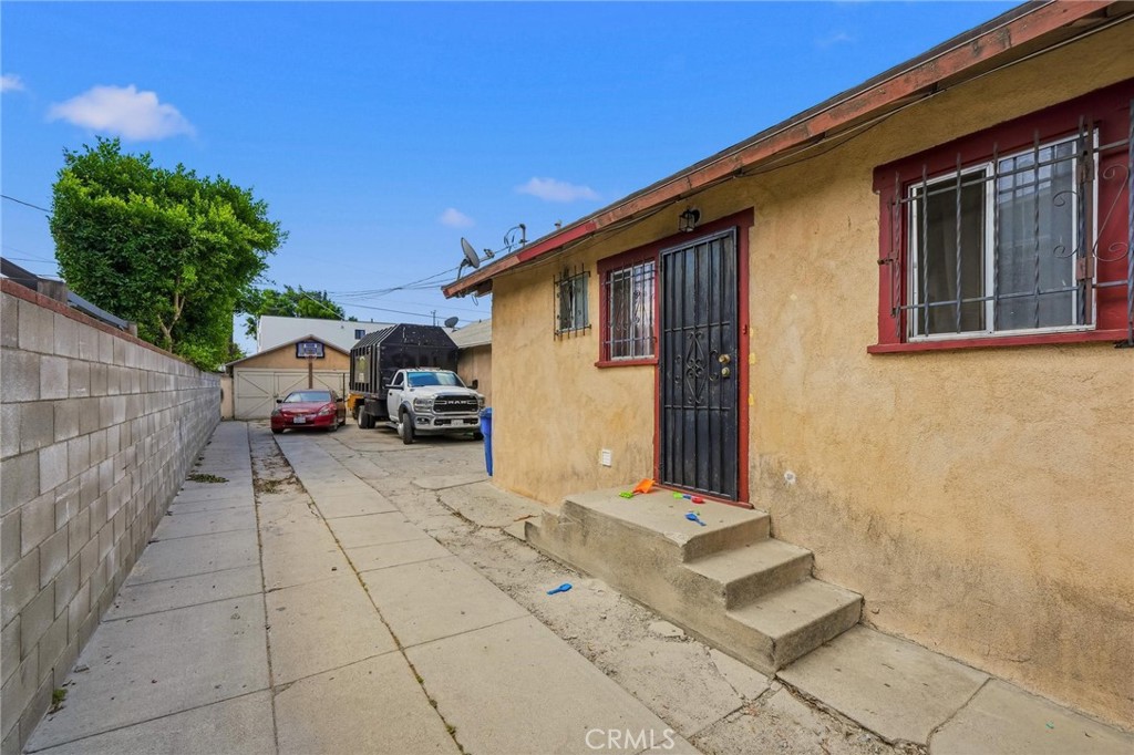 724 E 50th Property Photo 4