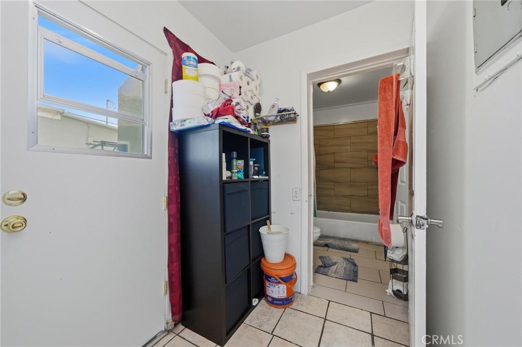 724 E 50th Property Photo 17