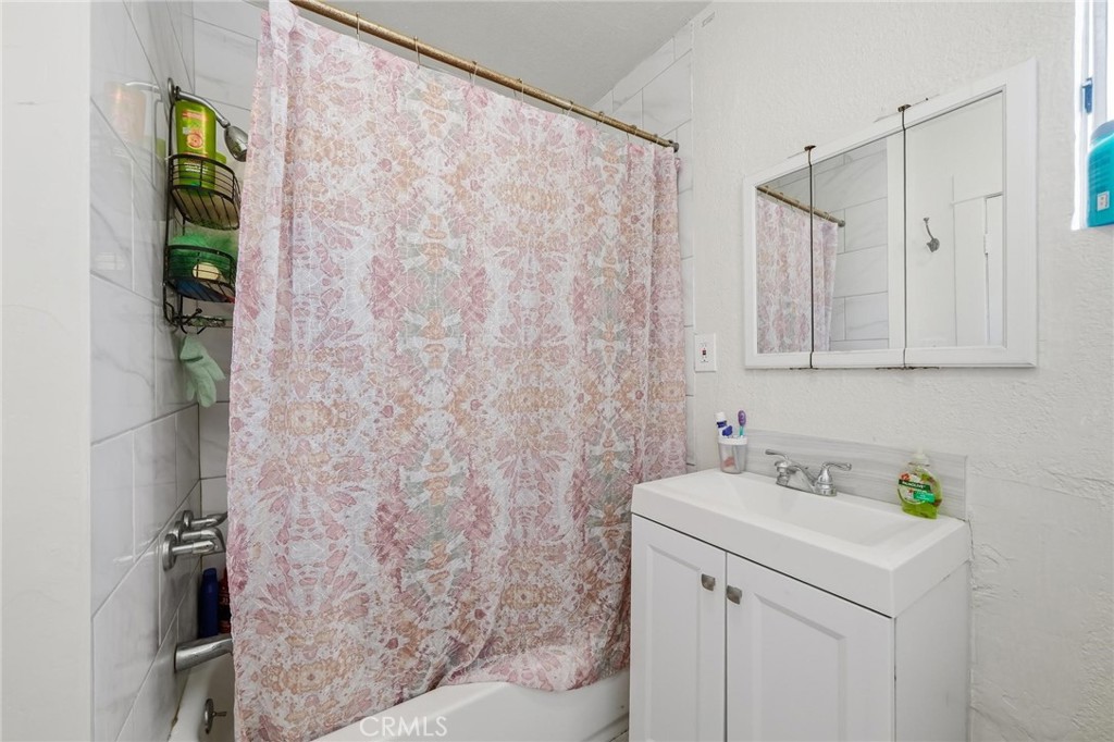 724 E 50th Property Photo 32