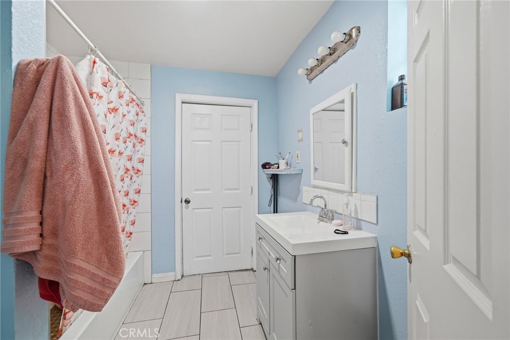 724 E 50th Property Photo 40