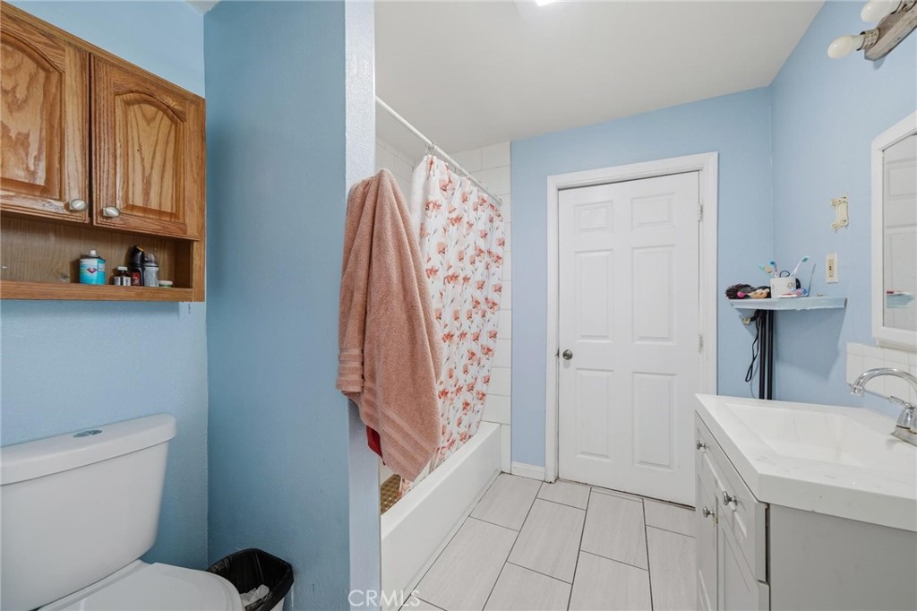724 E 50th Property Photo 41